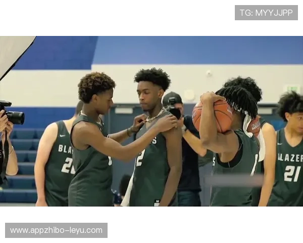 巴黎赛场激战正酣:精彩瞬间回顾,谁将登顶荣耀? 巴黎赛场激战正酣:精彩瞬间回顾,谁将登顶荣耀?